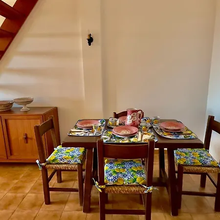 아파트 Jolinda Accogliente Vista Mare, Vicino Al Centro Di Con Piscina Fuori Terra